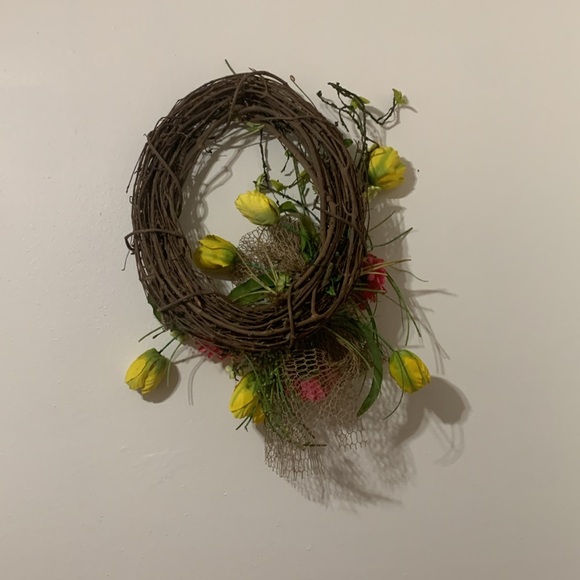 Daisy & Tulips Wreath Approximately 26 inches From Etsy Used - Picture 4 of 4